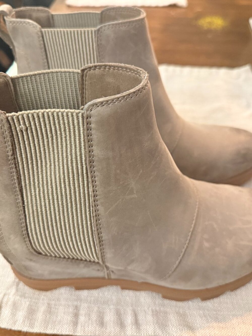 Sorel Joan of Arctic Wedge Chelsea Boots | Women's Size 10 | Stone